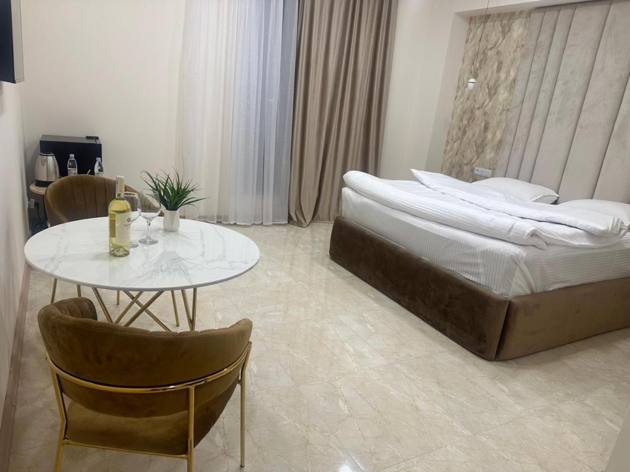 Lux Plaza Hotel P'arak'ar Exterior photo